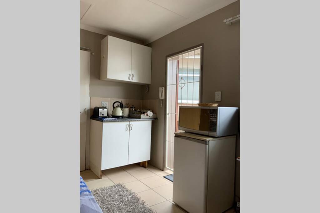 Cozy Guest Suite With Private Access Roodepoort Bagian luar foto