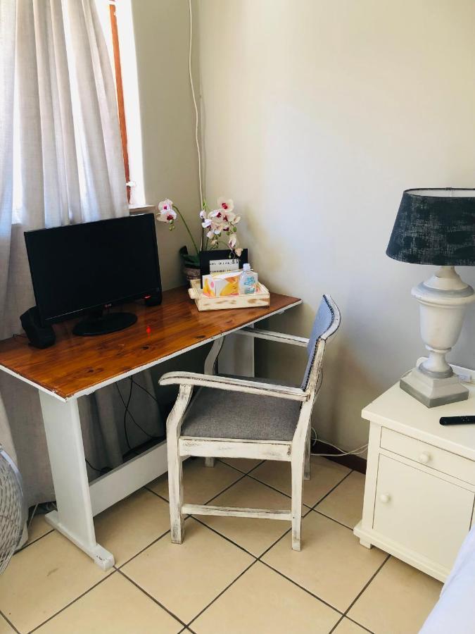Cozy Guest Suite With Private Access Roodepoort Bagian luar foto